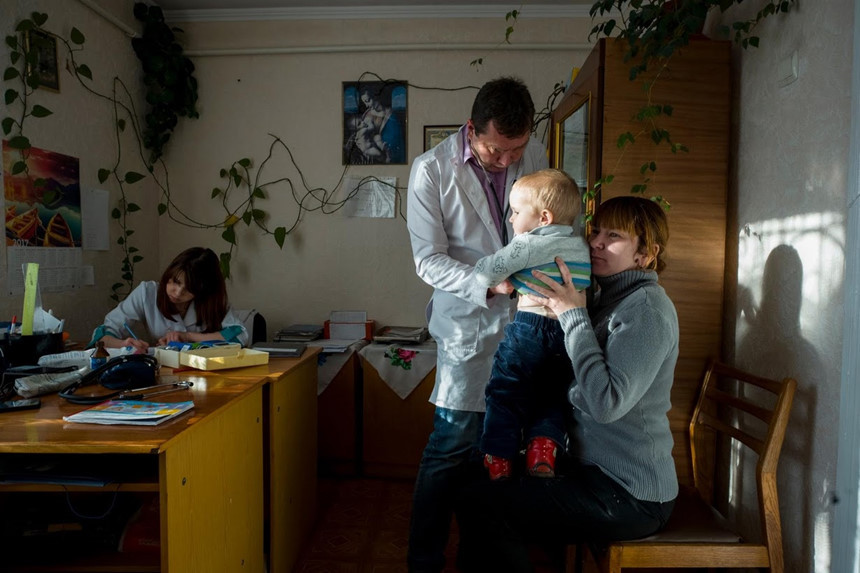 Tình cảnh của bác sĩ Rozumiy và hàng nghìn cư dân tại làng Ivankovichy không phải là ngoại lệ. Sau nhiều năm kinh tế lao dốc vì bất ổn chính trị, hàng nghìn cơ sở y tế khắp đất nước Ukraine đang trong tình trạng xuống cấp nghiêm trọng, nhiều bác sĩ, y tá nghỉ việc do không được trả lương thỏa đáng. Theo tính toán của Tổ chức Y tế Thế giới WHO, tuổi thọ trung bình của người Ukraine hiện thấp hơn 5 tuổi so với toàn châu Âu.