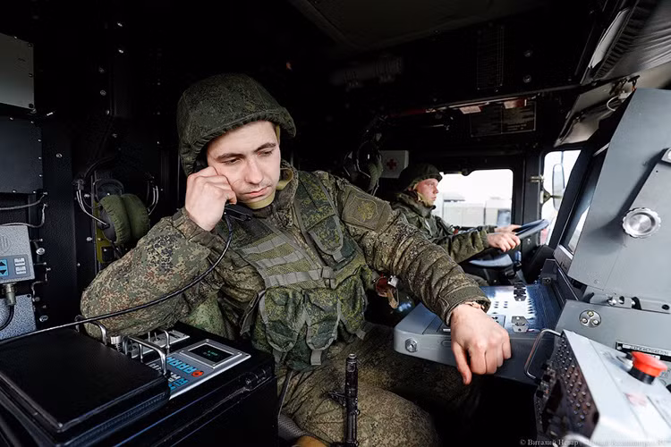 Kíp vận hành trên K-340P có thể trực tiếp khai hỏa tên lửa từ bên trong carbin theo hiệu lệnh từ xe chỉ huy K380P MBU, hệ thống thông tin liên lạc hay dữ liệu tác chiến giữa các xe cũng được kết nối với nhau. Nguồn ảnh: News Kaliningrad.