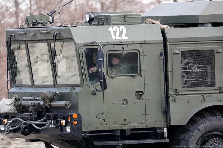 Được thiết kế để có thể tác chiến độc lập nên các khối điều khiển phóng của tổ hợp Bastion-P được đặt ngay trên các xe phóng di động, bên cạnh các xe chỉ huy và radar tích hợp đi kèm. Nguồn ảnh: News Kaliningrad.