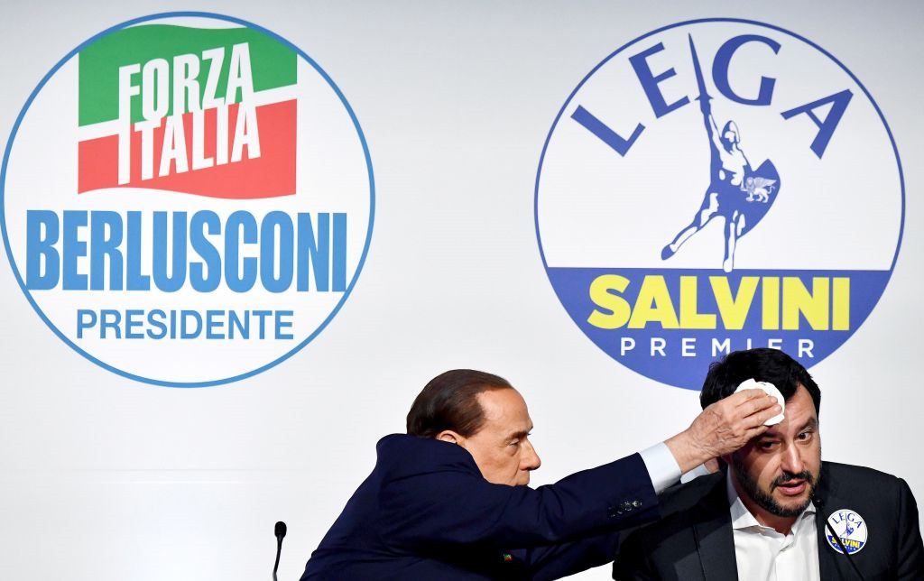 Đảng Forza của Berlusconi đã liên minh với đảng cựu hữu Lega Nord của Salvini (bên phải), dù vậy vẫn chưa có gì chắc chắn về việc Salvini sẽ trở thành thủ tướng nếu liên minh này lập được chính phủ. Ảnh: AFP.