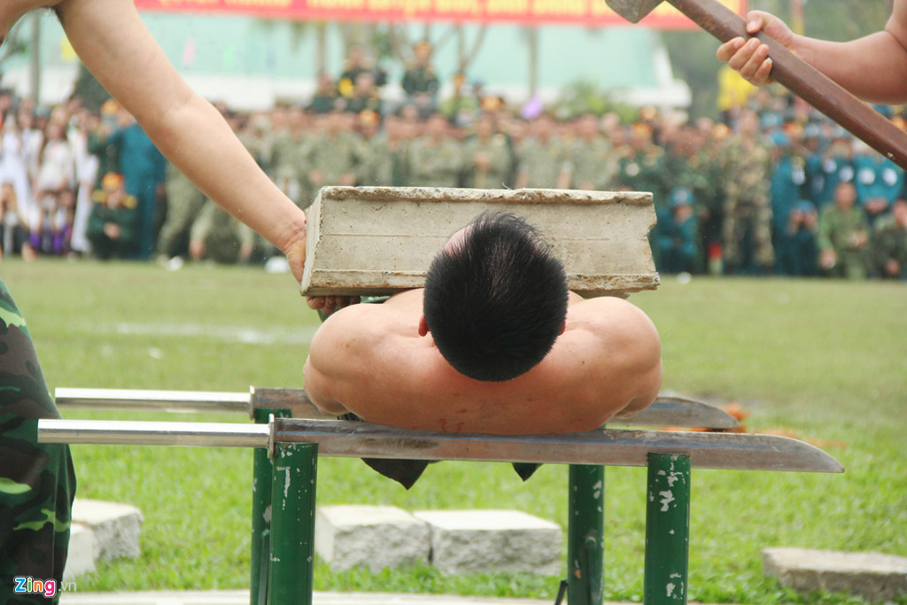 Pha biểu diễn nằm trên 2 thanh kiếm để đồng đội đặt bê tông lên người và dùng búa đập vỡ. Nhiều người chứng kiến trầm trồ khi đại tá Trường thành công.