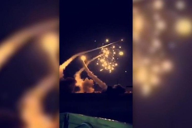 Ngay lập tức hệ thống phòng thủ tên lửa MIM-104 Patriot của Ả-rập Xê-út được khởi động để đánh chặn tên lửa Yemen và chúng đã thành công. Theo thông báo của Ả-rập Xê-út, vụ tấn công đêm 25/3 đã khiến 1 công dân Ai Cập thiệt mạng và 2 người khác bị thương khi mảnh của những quả tên lửa bị bắn hạ rơi xuống khu vực dân cư. Nguồn ảnh: Technology.