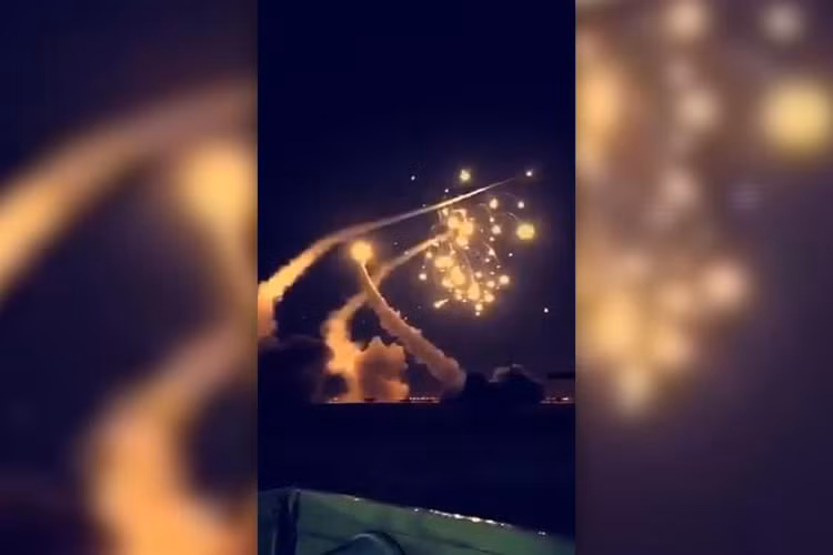 Ngay lập tức hệ thống phòng thủ tên lửa MIM-104 Patriot của Ả-rập Xê-út được khởi động để đánh chặn tên lửa Yemen và chúng đã thành công. Theo thông báo của Ả-rập Xê-út, vụ tấn công đêm 25/3 đã khiến 1 công dân Ai Cập thiệt mạng và 2 người khác bị thương khi mảnh của những quả tên lửa bị bắn hạ rơi xuống khu vực dân cư. Nguồn ảnh: Technology.