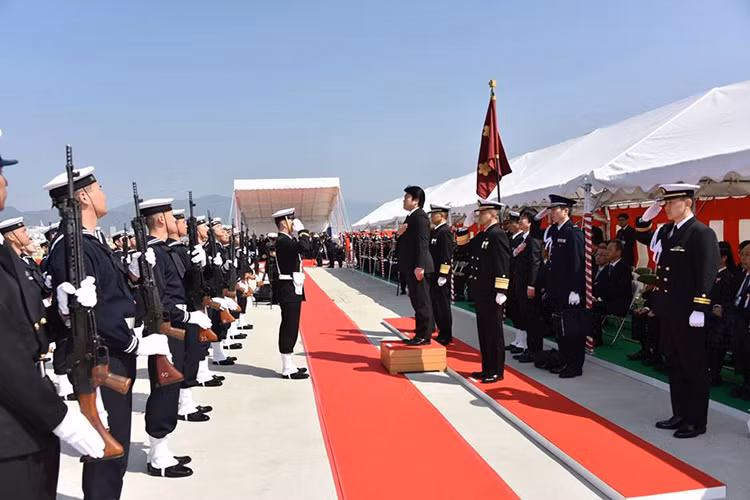 Tàu ngầm Seiryū được Mitsubishi Heavy Industries khởi đóng từ tháng 10/2013 đến tháng 10/2016 mới được hạ thủy, từ thời gian đó cho đến nay nó trải qua hơn hai năm thử nghiệm trên biển trước khi được biên chế cho JMSDF hôm 12/3 vừa qua. Nguồn ảnh: JMSDF.