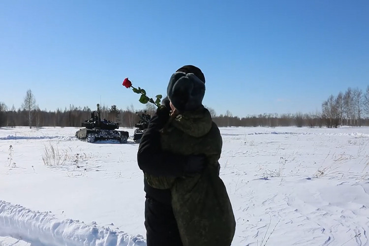 Đối với mỗi nữ quân nhân trong Quân đội Nga đây có thể là món quà 8/3 đặc biệt nhất mà họ từng được nhận. Nguồn ảnh: Bộ Quốc phòng Nga.