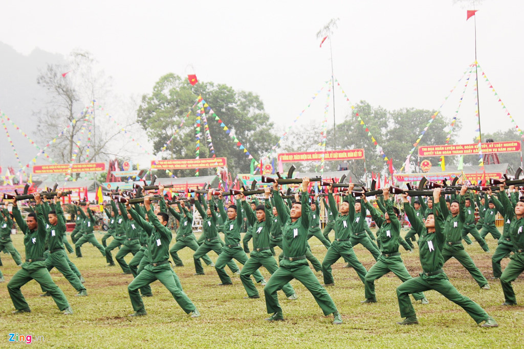 Đây là hoạt động mở đầu cho mùa huấn luyện mới trong năm. Lãnh đạo Bộ Chỉ huy quân sự tỉnh đã quán triệt mệnh lệnh chiến đấu của Tư lệnh Quân khu và nhiệm vụ huấn luyện chiến đấu của lực lượng vũ trang Nghệ An năm 2018. Trong ảnh là Trung đoàn 335 (Sư đoàn 324) khi biểu diễn màn giương súng.