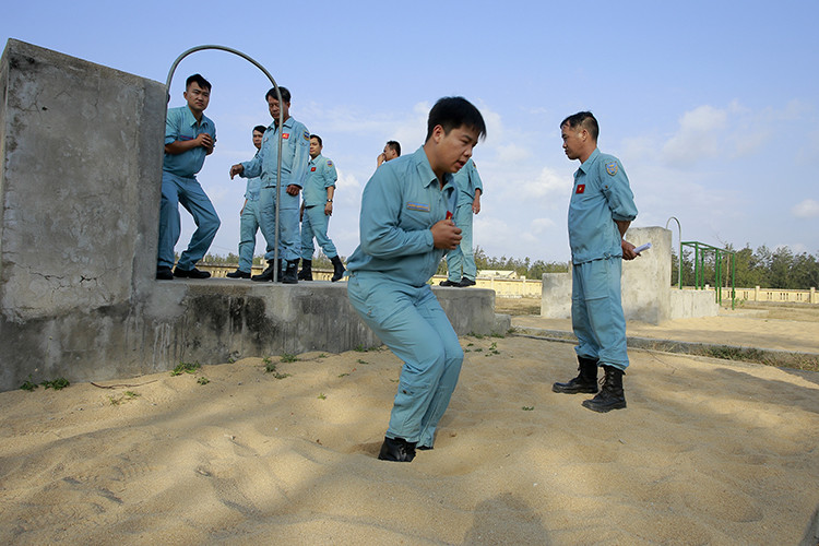 Ngoài tính năng, cấu tạo, nguyên lý hoạt động và cách sử dụng một số loại dù, họ phải thuần thục các động tác cơ bản ở mặt đất, nhất là động tác tiếp đất trong huấn luyện đổ bộ đường không.