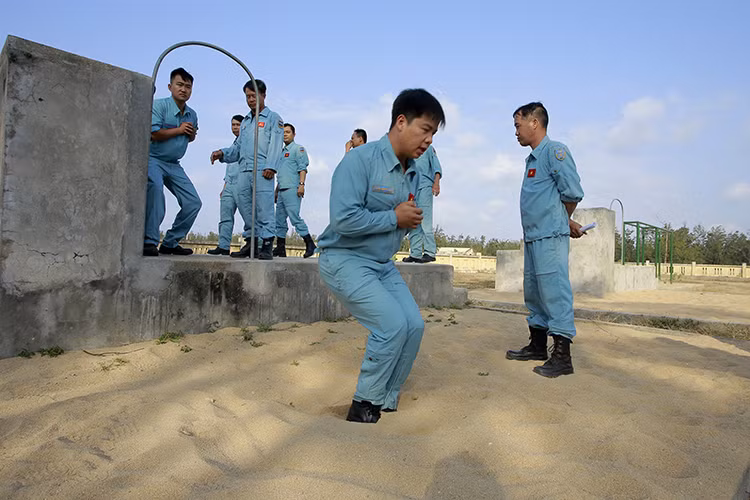 Ngoài tính năng, cấu tạo, nguyên lý hoạt động và cách sử dụng một số loại dù, họ phải thuần thục các động tác cơ bản ở mặt đất, nhất là động tác tiếp đất trong huấn luyện đổ bộ đường không.