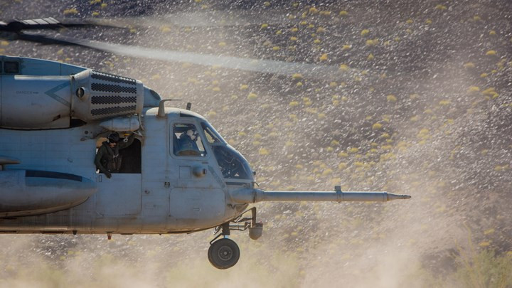 Trực thăng vận tải CH-53E Super Stallion cất cánh trong đợt huấn luyện vận chuyển trang thiết bị quân sự tới điểm tiếp nhận đã định sẵn tại El Centro, California.