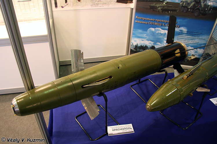 Bên cạnh đó, Nga cũng đang phát triển dòng đạn pháo mới có tích hợp hệ thống định vị vệ tinh GLONASS. Đạn đạo của dòng đạn pháo mới khá đặc biệt: Khi đạt độ cao tối đa, hệ thống dẫn đường của đạn căn cứ vào vị trí mục tiêu đã được nạp trước trong hệ thống để điều khiển đạn đánh trúng mục tiêu. Điều quan trọng là đạn thông minh mới có giá thành không cao hơn so với đạn pháo truyền thống. Nguồn ảnh: holicin