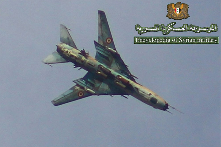Tuy nhiên, các phi vụ không kích của Su-22M4 tại Đông Ghouta lại bị giới hạn khá nhiều do chúng chỉ được trang bị các loại vũ khí thông thường không mang lại hiệu quả rõ nét và chỉ có vai trò hỗ trợ một phần nào đó yêu cầu của lực lượng mặt đất Syria trên chiến trường. Nguồn ảnh: Syr Mil Wik.