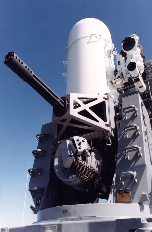 Và hệ thống phòng thủ cuối cùng trên tàu sân bay Nimitz không ai khác ngoài hệ thống vũ khí đánh chặn tầm gần Phalanx CIWS khẩu “súng thần” của Hải quân Mỹ trong gần 40 năm qua. Và giống như RIM-116, Phalanx CIWS cũng là mẫu vũ khí phòng không tiêu chuẩn trên nhiều lớp tàu chiến của Hải quân Mỹ và đồng minh. Nguồn ảnh: General Dynamics