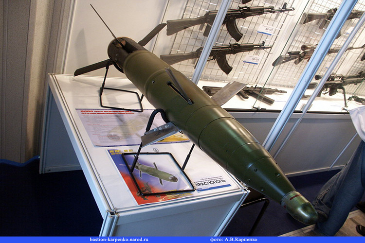 Và một lần nữa người Mỹ lại nhanh chân hơn Nga khi đi đầu trong công nghệ này. Đến năm 2013, Quân đội Mỹ đã cho sản xuất hàng chục ngàn đơn vị đầu đạn pháo tự dẫn với giá thành chỉ vào khoảng 10 ngàn USD cho mỗi quả. Tất nhiên so với "Excalibur" hay "Krasnopol" loại đầu đạn này có độ chính xác kém hơn một nửa. Nguồn ảnh: Defense News.