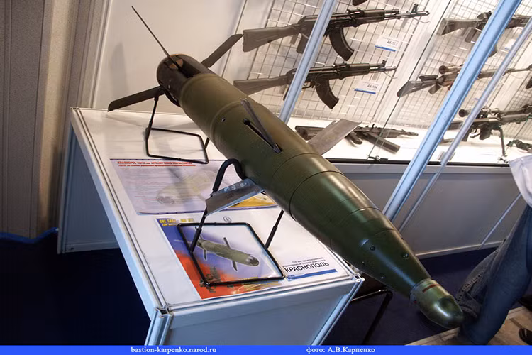 Và một lần nữa người Mỹ lại nhanh chân hơn Nga khi đi đầu trong công nghệ này. Đến năm 2013, Quân đội Mỹ đã cho sản xuất hàng chục ngàn đơn vị đầu đạn pháo tự dẫn với giá thành chỉ vào khoảng 10 ngàn USD cho mỗi quả. Tất nhiên so với "Excalibur" hay "Krasnopol" loại đầu đạn này có độ chính xác kém hơn một nửa. Nguồn ảnh: Defense News.