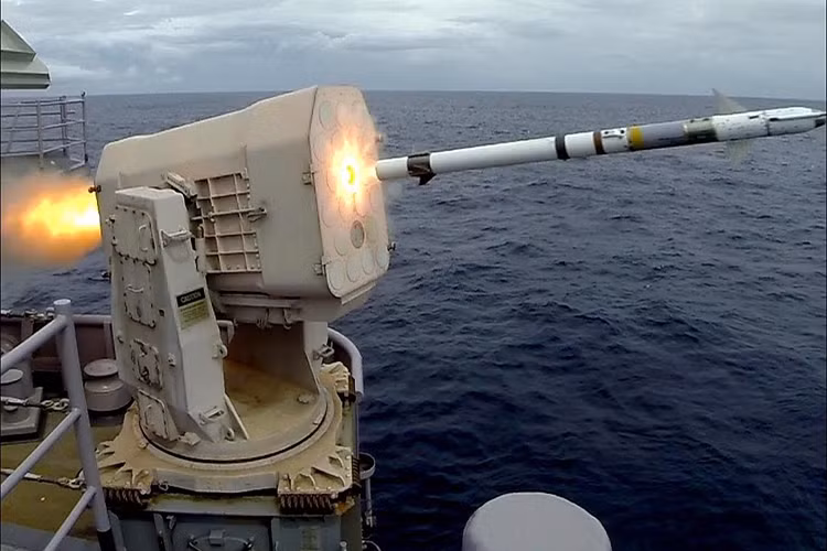 Do đó không quá mấy ngạc nhiên khi RIM-116 trở thành một trong những hệ thống tên lửa phòng không trên hạm phổ biến nhất trong Hải quân Mỹ và một số nước đồng minh. RIM-116 có khả năng đánh chặn nhiều loại mục tiêu khác nhau và có thể hoạt động trong nhiều loại điều kiện môi trường. Nguồn ảnh: Seaforces.