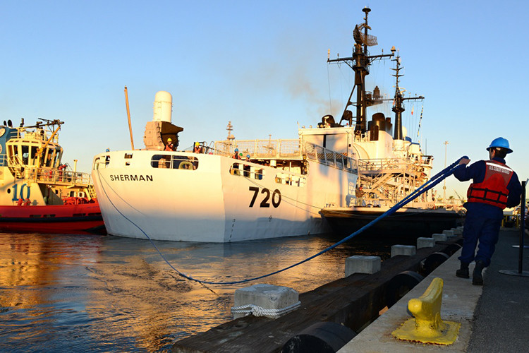 Hệ thống vũ khí đánh chặn tầm gần Phalanx CIWS phía sau đuôi tàu USCGC Sherman, vũ khí này sẽ bị tháo bỏ nếu con tàu này được chuyển giao cho Việt Nam. Nguồn ảnh: dvidshub.
