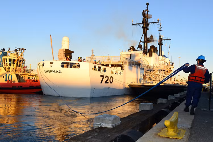Hệ thống vũ khí đánh chặn tầm gần Phalanx CIWS phía sau đuôi tàu USCGC Sherman, vũ khí này sẽ bị tháo bỏ nếu con tàu này được chuyển giao cho Việt Nam. Nguồn ảnh: dvidshub.