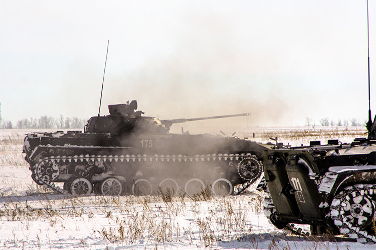 Tham gia đợt diễn tập có sự xuất hiện của các phương tiện chiến đấu bọc thép chủ lực của Quân đội Nga như xe chiến đấu bộ binh BMP-2, xe tăng chiến đấu chủ lực T-72B3 cùng các đơn vị pháo binh. Nguồn ảnh: Bộ Quốc phòng Nga.