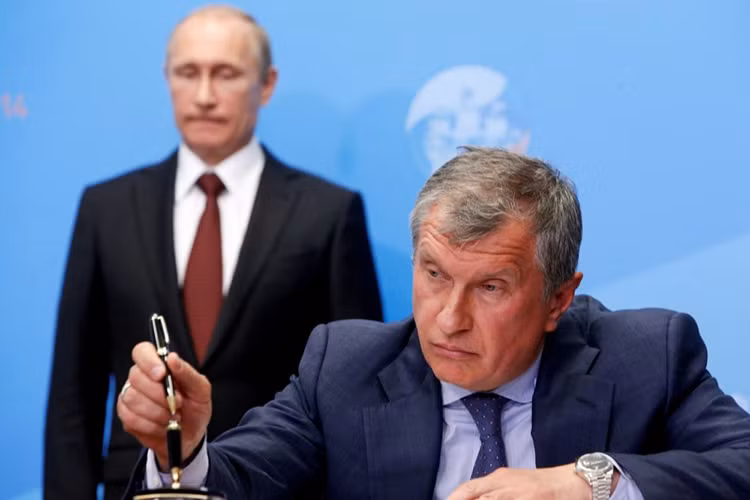 Cái tên tiếp theo là một người bạn cũ của Tổng thống Nga Putin, ông Igor Sechin – Chủ tịch Tập đoàn dầu khí nhà nước Rosneft. Bằng năng lực của mình, Igor Sechin đã biến Rosneft thành một trong những công ty dầu khí hàng đầu thế giới. Nguồn ảnh: arileht.delfi.