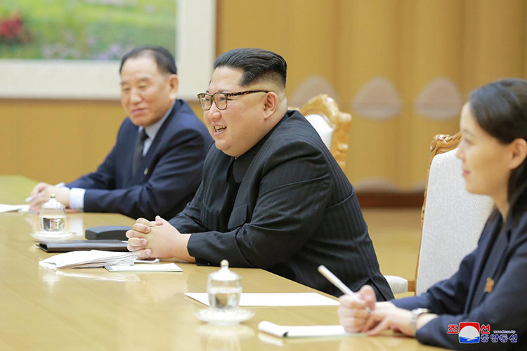 Nhà lãnh đạo Triều Tiên Kim Jong-un đã tiếp và chiêu đãi đoàn Đặc phái viên Tổng thống Hàn Quốc tại trụ sở Trung ương Đảng trong thời gian khá dài 4 tiếng 12 phút. Ảnh: KCNA.