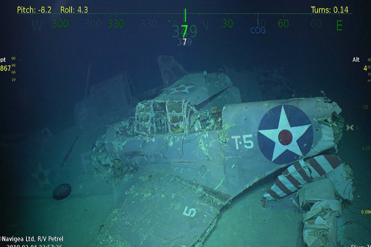 Sau các đợt tấn công của Hải quân Nhật Bản trong Trận chiến biển San Hô khiến tàu USS Lexington hư hại nghiêm trọng, chiều ngày 8/5/1942 thủy thủ của tàu sân bay này được lệnh bỏ tàu. Sau khi 2.770 thủy thủ, sĩ quan trên USS Lexington được sơ tán, thì một tàu khu trục khác của Hải quân Mỹ ở gần đó là USS Phelps (DD-360) đã được lệnh đánh chìm USS Lexington vào lúc 19h15 cùng ngày. Nguồn ảnh: Stars and Stripes.