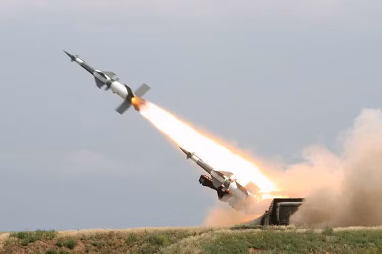 1.000 bệ phóng tên lửa phòng không tầm ngắn - trung phản ứng nhanh S-125 Neva/Pechora. Loại tên lửa này được thiế kế để tấn công hiệu quả các mục tiêu máy bay tầm thấp, cơ động cao. Nguồn ảnh: Modern Weapon