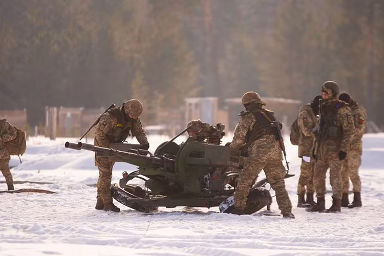Hình ảnh một Quân đội Ukraine hiện đại với các loại vũ khí do NATO chế tạo gần như chỉ mang tính tuyên truyền và đó không phải là thứ binh sĩ Ukraine mang ra chiến trường. Nếu có đi nữa thì chỉ có ở các đơn vị lính đánh thuê tư nhân do các tài phiệt Ukraien tài trợ. Nguồn ảnh: Quân đội Ukraine.