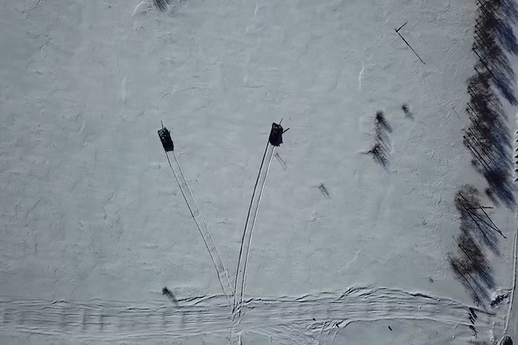 Và tới lúc này, món quà đặt biệt của lính xe tăng Nga dành cho ngày 8/3 đã được định hình. Điều này cũng phần nào cho thấy kỹ năng lái xe tăng điệu nghệ của lính tăng Nga. Nguồn ảnh: Bộ Quốc phòng Nga.