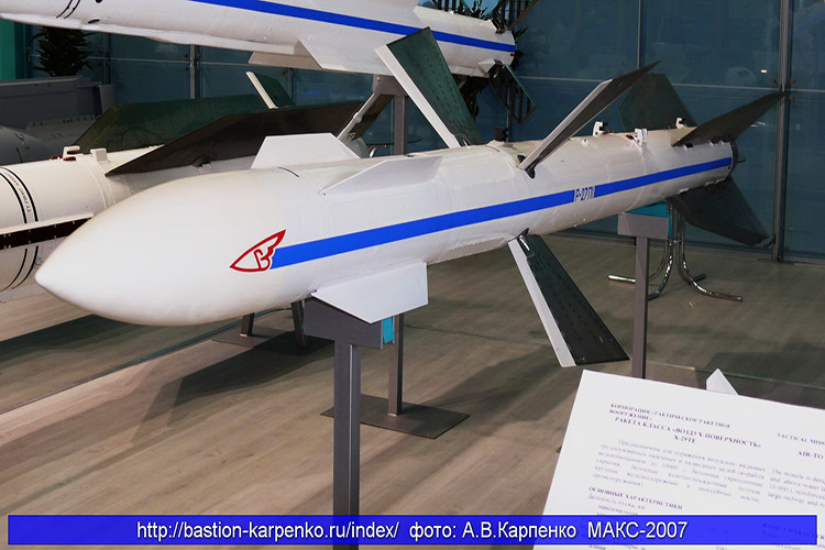 Theo tài liệu bán hàng của KTRV, tên lửa không đối không R-27ET1 dài 4,49m, đường kính thân 0,23-0,26m, sải cánh 0,8m, sải cánh lái 0,9m, tổng trọng lượng phóng tới 343kg, trong đó có đầu đạn thuốc nổ phân mảnh nặng 39kg sử dụng ngòi nổ radar kết hợp cảm biến tiệm cận mục tiêu. Nguồn ảnh: Bastion-Kapenko