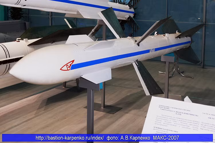 Theo tài liệu bán hàng của KTRV, tên lửa không đối không R-27ET1 dài 4,49m, đường kính thân 0,23-0,26m, sải cánh 0,8m, sải cánh lái 0,9m, tổng trọng lượng phóng tới 343kg, trong đó có đầu đạn thuốc nổ phân mảnh nặng 39kg sử dụng ngòi nổ radar kết hợp cảm biến tiệm cận mục tiêu. Nguồn ảnh: Bastion-Kapenko