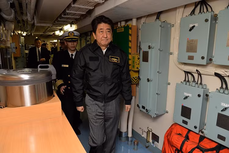 Ngoài tàu ngầm JS Uzushio Thủ tướng Abe còn thăm một số tàu chiến khác của JMSDF tại Yokosuka như tàu quét JS Hatsushima (MSC-606). Nguồn ảnh: JMSDF.
