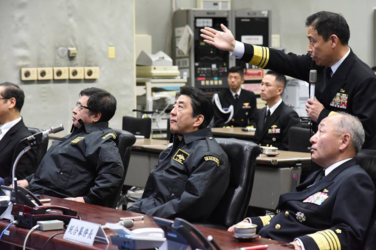 Thủ tướng Nhật Bản Abe trong buổi gặp mặt với các chỉ huy và sĩ quan đứng đầu tại căn cứ Yokosuka. Nguồn ảnh: JMSDF.