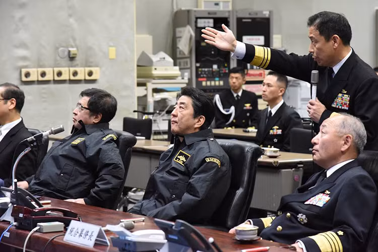 Thủ tướng Nhật Bản Abe trong buổi gặp mặt với các chỉ huy và sĩ quan đứng đầu tại căn cứ Yokosuka. Nguồn ảnh: JMSDF.