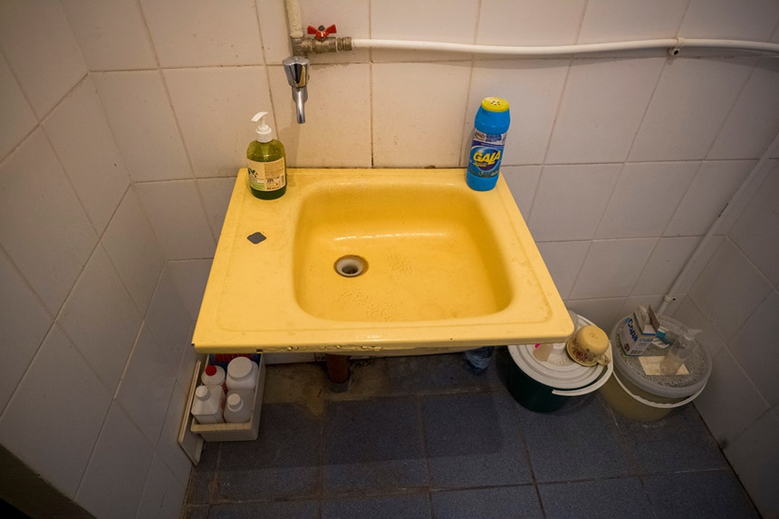 Nhà vệ sinh với những thiết bị cũ kỹ tại cơ sở y tế ở làng Ivankovichy. Mặc dù có một số dấu hiệu khởi sắc, bác sĩ Rozumiy cho biết tình hình tại làng Ivankovichy vẫn rất khó khăn. Vị bác sĩ đang phải cân nhắc dừng thăm khám tại nhà bệnh nhân bởi ông không thể trang trải chi phí xăng dầu. Mức lương của vị bác sĩ hiện là 230 USD/tháng.