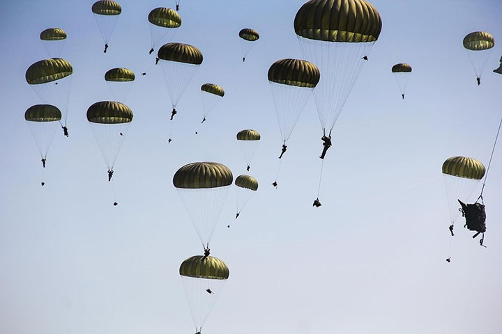 Hơn 1.000 lính dù Mỹ từ Đức, Italy, Hà Lan, Ba Lan, Anh, Mỹ tham gia tập trận đổ bộ tại bãi đáp Hohenburg, Đức.
