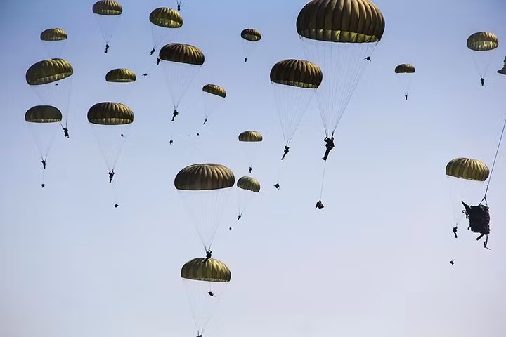 Hơn 1.000 lính dù Mỹ từ Đức, Italy, Hà Lan, Ba Lan, Anh, Mỹ tham gia tập trận đổ bộ tại bãi đáp Hohenburg, Đức.