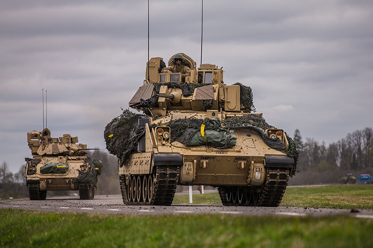 Nói như vậy để có thể thấy rằng, lễ duyệt binh của Tổng thống Trump sẽ ra sao khi thiếu đi bộ ba vũ khí mạnh nhất của Quân đội Mỹ vốn là hình ảnh đại diện của nước này trên khắp các chiến trường ở Trung Đông cũng như trên thị trường xuất khẩu vũ khí. Và nếu nhìn ra được vấn đề này chắc chắn Tổng thống Trump sẽ không đồng tình với đề xuất trên của Lầu Năm Góc, bởi một cuộc duyệt binh sẽ trở nên cực kỳ “tẻ nhạt” nếu không có xe tăng. Nguồn ảnh: Military.com.