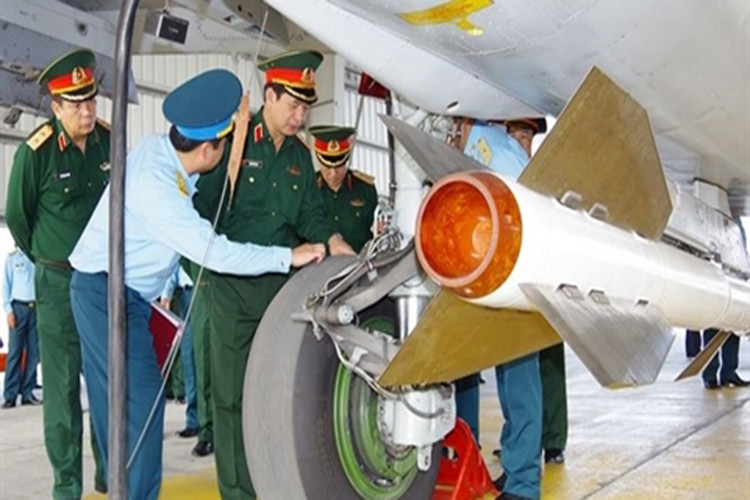 Ngoài R-27ET1, không quân Việt Nam còn được biết tới là có trong trang bị các phiên bản tên lửa R-27 sử dụng dầu tự dẫn radar bán chủ động có tầm phóng từ 70-100km. Nguồn ảnh: QĐND