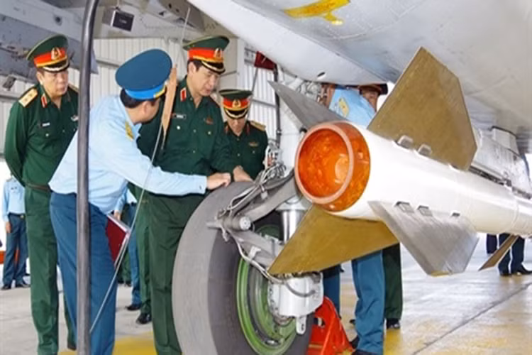 Ngoài R-27ET1, không quân Việt Nam còn được biết tới là có trong trang bị các phiên bản tên lửa R-27 sử dụng dầu tự dẫn radar bán chủ động có tầm phóng từ 70-100km. Nguồn ảnh: QĐND