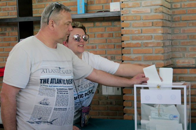 Công dân Nga đang bỏ phiếu bầu tổng thống tại một điểm bầu cử ở TP Nha Trang. Ảnh: An Bình.