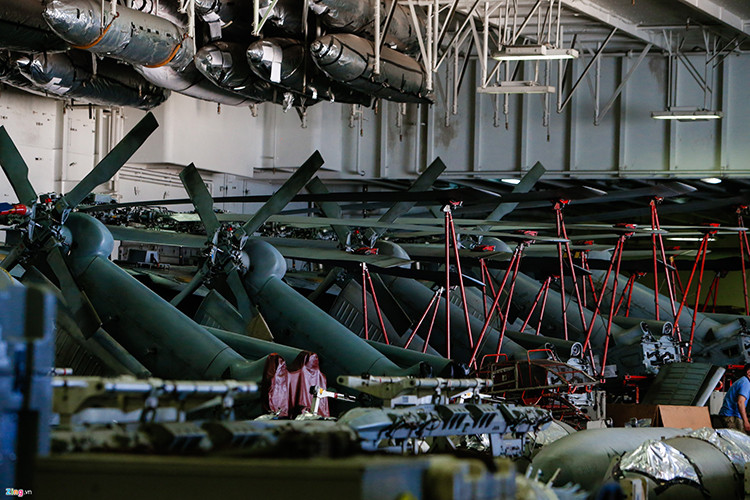 Các trực thăng đậu sát nhau trong nhà chứa để tiết kiệm không gian. Nhà chứa máy bay của Carl Vinson được bố trí thành 3 khu vực khép kín có thể ngăn hỏa hoạn lan sang khu vực khác. Nguồn ảnh: Zing News.