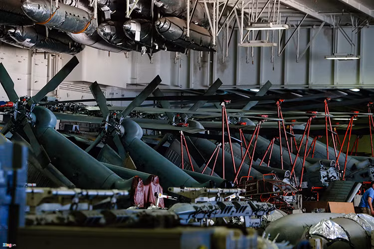 Các trực thăng đậu sát nhau trong nhà chứa để tiết kiệm không gian. Nhà chứa máy bay của Carl Vinson được bố trí thành 3 khu vực khép kín có thể ngăn hỏa hoạn lan sang khu vực khác. Nguồn ảnh: Zing News.