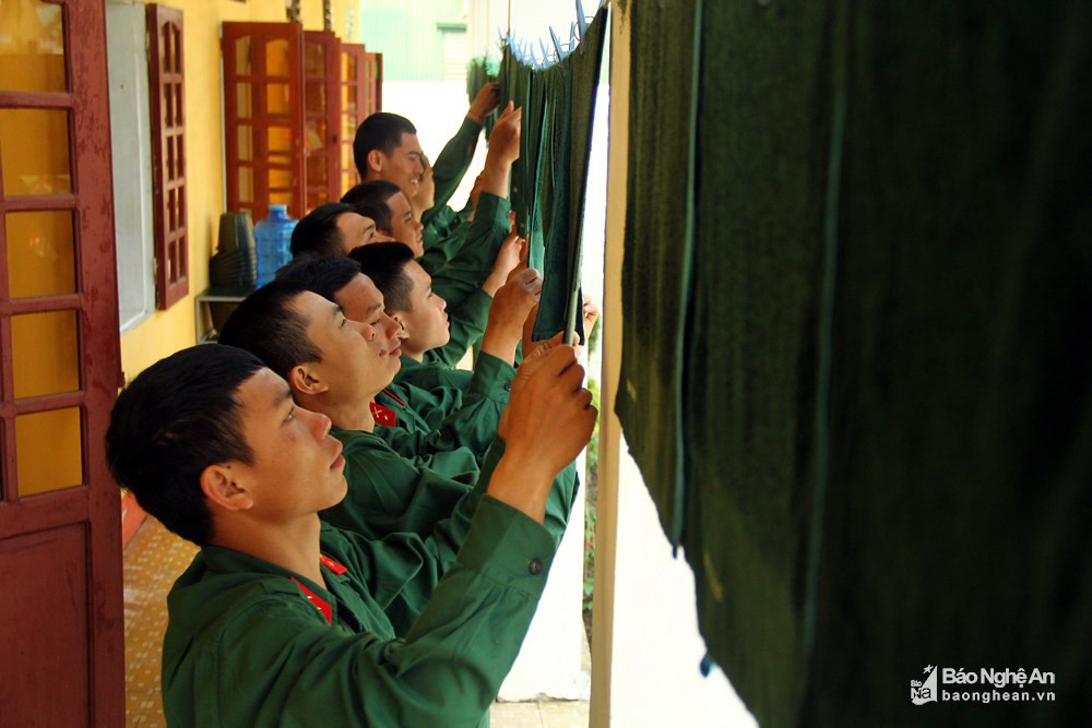 Trung đoàn 764 hiện nay đang huấn luyện 180 tân binh, là con em trên địa bàn tỉnh Nghệ An. 3 tuần đầu trong quân ngũ, cuộc sống sinh hoạt trong khuôn phép khiến không ít tân binh gặp khó khăn mới có thể làm quen được. Ảnh: Tiến Hùng