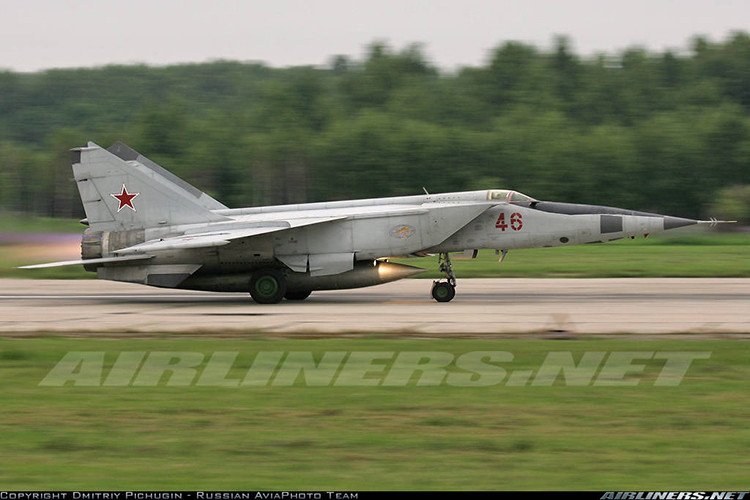 Sở dĩ MiG-25 – một loại tiêm kích đời cũ của Liên Xô vẫn giành được nhiều sự quan tâm mỗi khi chúng xuất hiện dù chỉ là “tin đồn” vì tính năng bay khủng khiếp của nó. MiG-25 từng được biết tới và vẫn giữ kỉ lục cho tới nay là tiêm kích đánh chặn bay nhanh nhất hành tinh. Nguồn ảnh: Airlines.net