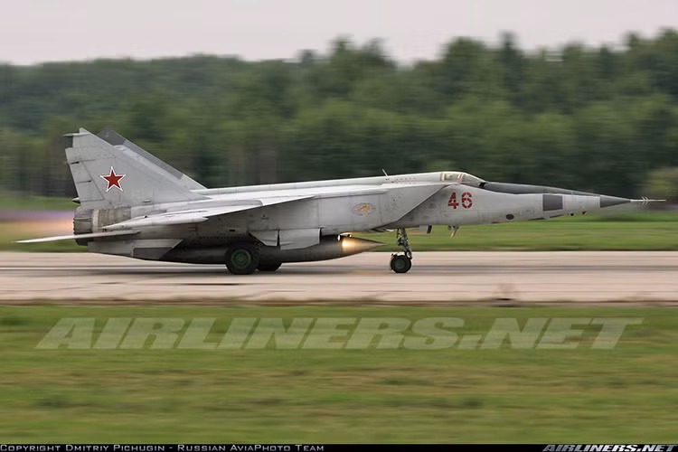 Sở dĩ MiG-25 – một loại tiêm kích đời cũ của Liên Xô vẫn giành được nhiều sự quan tâm mỗi khi chúng xuất hiện dù chỉ là “tin đồn” vì tính năng bay khủng khiếp của nó. MiG-25 từng được biết tới và vẫn giữ kỉ lục cho tới nay là tiêm kích đánh chặn bay nhanh nhất hành tinh. Nguồn ảnh: Airlines.net