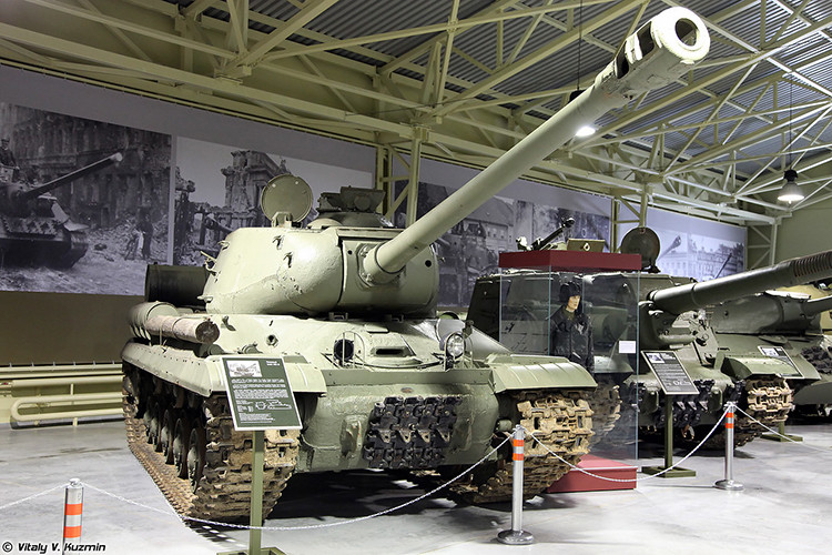 Xe tăng hạng nặng IS-2 – với pháo 122mm D-25T, IS-2 có thể thổi bay giáp tăng hạng nặng Tiger II chỉ bằng đạn nổ mạnh HE. Nguồn ảnh: Vitaly-Kuzmin