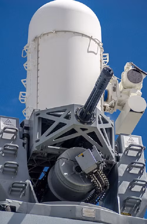 Hiện nay, các loại vũ khí phụ của Type 45 gồm: pháo hạm 127mm Mk45 Mod 4; hai pháo cao tốc 30mm DS-30B; hai bệ pháo cao tốc CIWS Phalanx 20mm; 2 khẩu súng máy 6 nòng 7,62mm và 6 khẩu súng máy đa công dụng FN MAG 7,62mm. Nguồn ảnh: Wikipedia