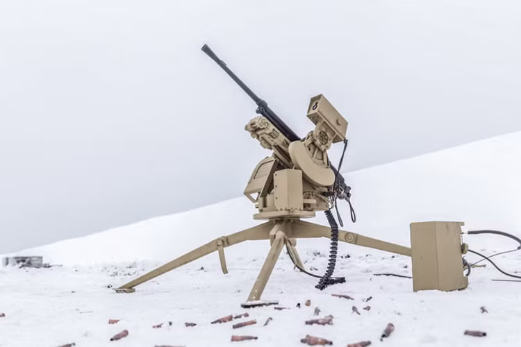 Trong ảnh là tổ hợp vũ khí tự động PPDU do Tập đoàn Kalashnikov phát triển, nó được thiết kế như một loại vũ khí phòng thủ hoặc tấn công ở những vị trí cố định được điều khiển từ xa và có thể tích hợp với nhiều loại vũ khí khác nhau. Nguồn ảnh: Kalashnikov.