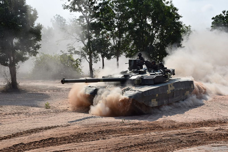 Nghe thật khó tin bởi T-84 Oplot-T dẫu sao cũng được trang bị những công nghệ đặc biệt tiên tiến tập trung vào khả năng phòng thủ với giáp composite đáng tin cậy của T-80, hay giáp phản ứng nổ Duplet, đặc biệt là hệ thống phòng vệ chủ động Zaslon hay hệ thống gây nhiễu quang học Varta. Các tổ hợp phòng thủ này sở hữu tính năng tương đương Arena hay Shtora của Nga. Nguồn ảnh: Thai Defence