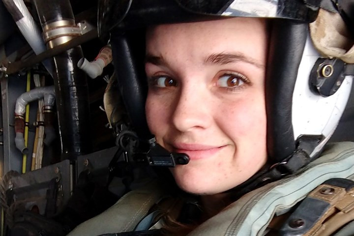 Quân nhân thủy quân lục chiến Karissa Tanguay-Jones ở ghế sau của chiếc MV-22 Osprey trong đợt bay huấn luyện ở California.